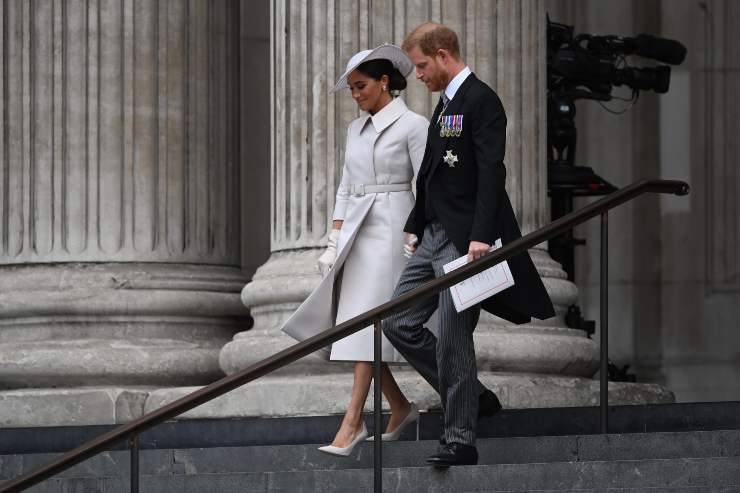 carlo gesto harry bullismo meghan