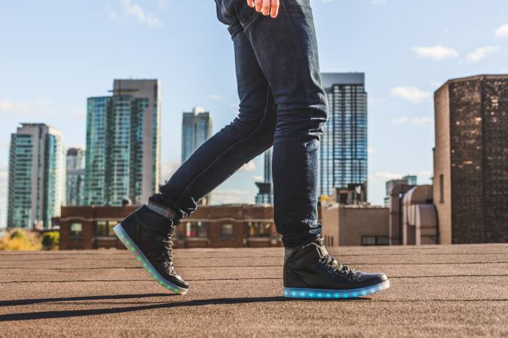 Uomo in jeans che cammina in un contesto urbano