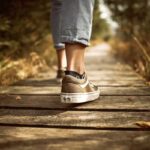 Persona che cammina in un sentiero