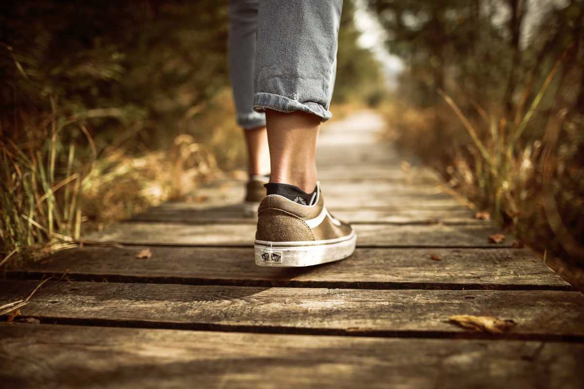 Persona che cammina in un sentiero