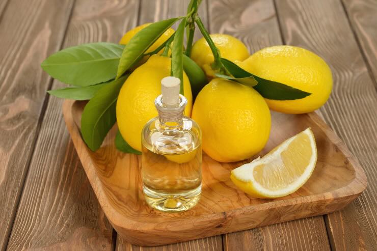 limoni ed olio essenziale limone