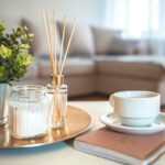 tazza, quaderno, pianta, profumatore con bastoncini