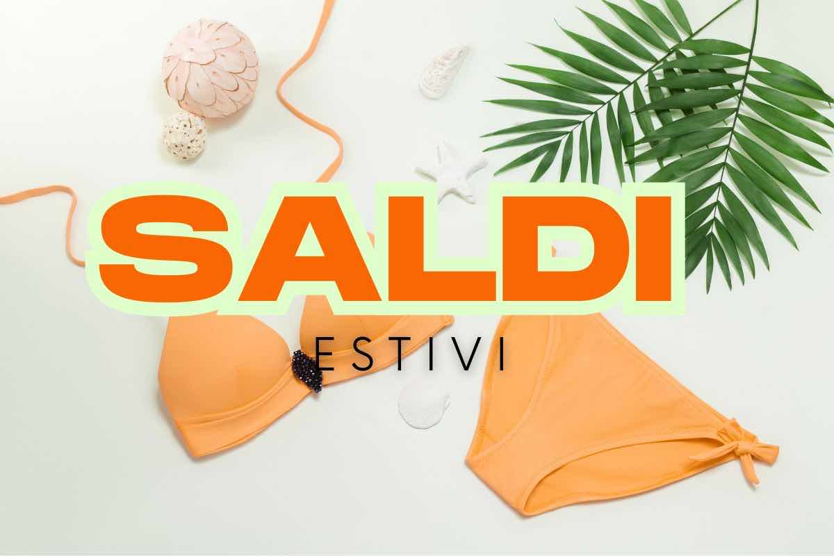 Costume da bagno e scritta 'Saldi estivi'